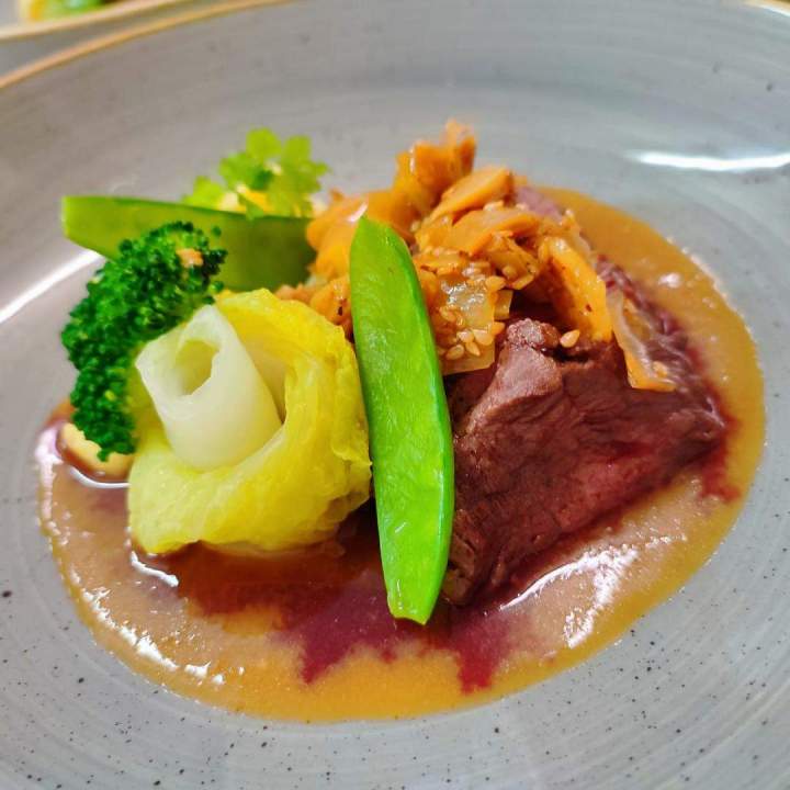 création gastronomique associant de la viande braisée à des légumes frais Saint-André-de-Cubzac
